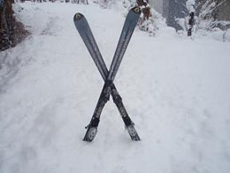 スキーをエックスの文字のようにして立ててください。